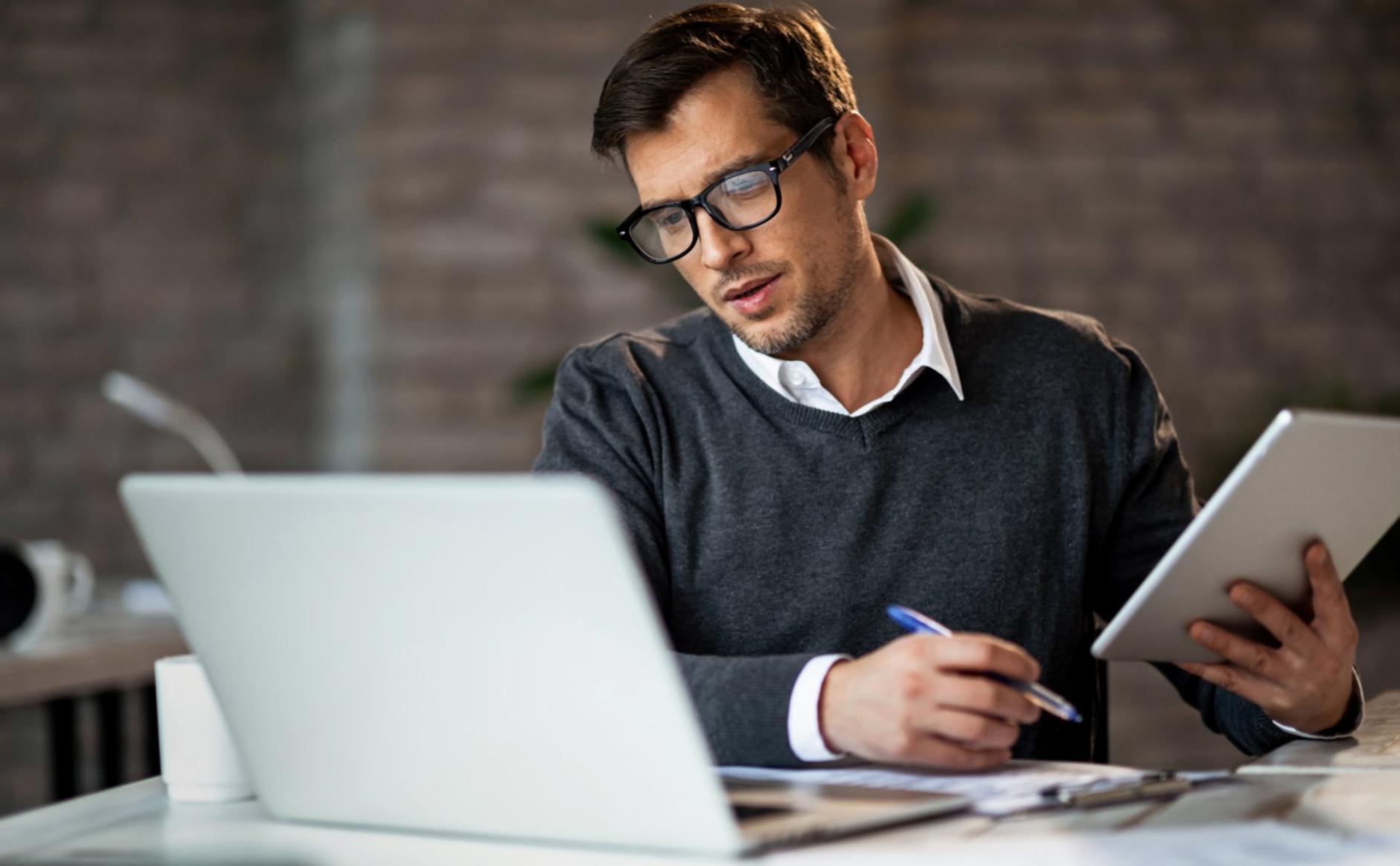 Equipo de huqmeli trabajando en contenido sobre finanzas personales
